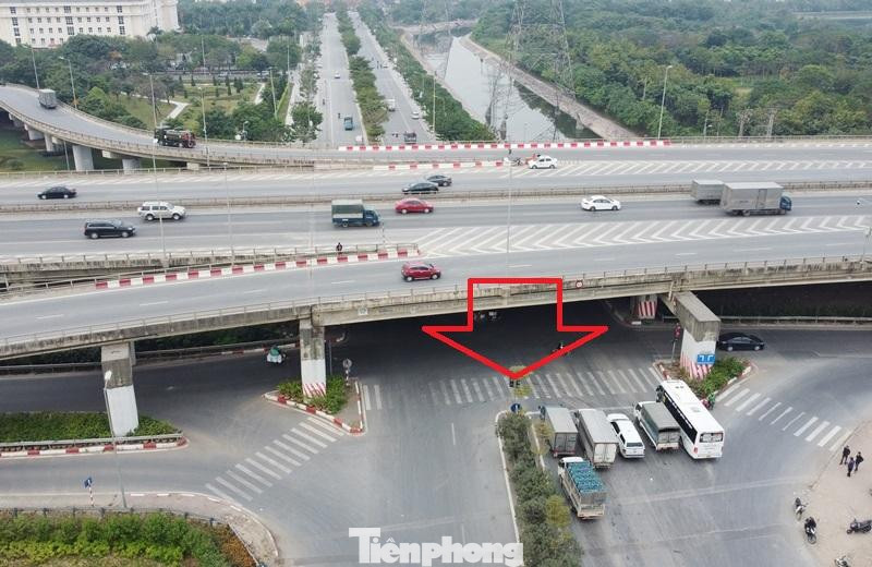 Theo phương án cải tạo nút giao Pháp Vân được nhà đầu tư đề cập trong báo cáo nghiên cứu tiền khả thi dự án, tại khu vực trung tâm nút giao Pháp Vân, nhà đầu sẽ xây dựng hầm chui để phương tiện đi từ cao tốc qua nút Pháp Vân (mũi tên đỏ). Theo phương án cải tạo nút giao Pháp Vân được nhà đầu tư đề cập trong báo cáo nghiên cứu tiền khả thi dự án, tại khu vực trung tâm nút giao Pháp Vân, nhà đầu sẽ xây dựng hầm chui để phương tiện đi từ cao tốc qua nút Pháp Vân (mũi tên đỏ).