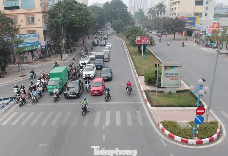 Cùng với đó, dự án cũng hoàn thiện hệ thống sơn, kẻ đường, biển báo, đèn tín hiệu giao thông, hệ thống đèn chiếu sáng đảm bảo đồng bộ cho toàn bộ tuyến đường. Cùng với đó, dự án cũng hoàn thiện hệ thống sơn, kẻ đường, biển báo, đèn tín hiệu giao thông, hệ thống đèn chiếu sáng đảm bảo đồng bộ cho toàn bộ tuyến đường.