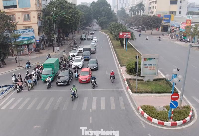 Cùng với đó, dự án cũng hoàn thiện hệ thống sơn, kẻ đường, biển báo, đèn tín hiệu giao thông, hệ thống đèn chiếu sáng đảm bảo đồng bộ cho toàn bộ tuyến đường.