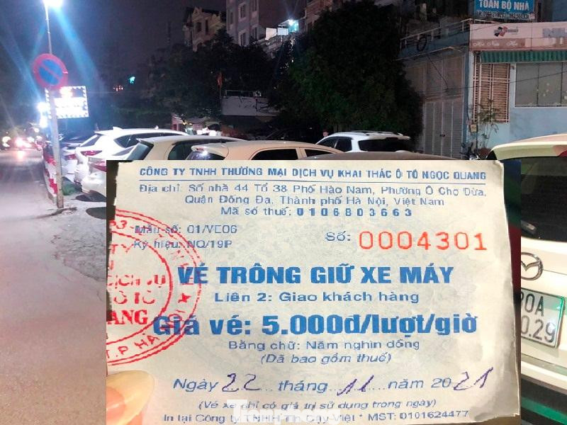 Thậm chí, khi có một số khách yêu cầu phải xuất vé gửi xe theo quy định mới trả tiền, nhân viên bãi trông xe ngõ 168 phố Hào Nam đã đưa vé trông xe máy cho khách đi ô tô và thu 50.000 đồng/lượt.