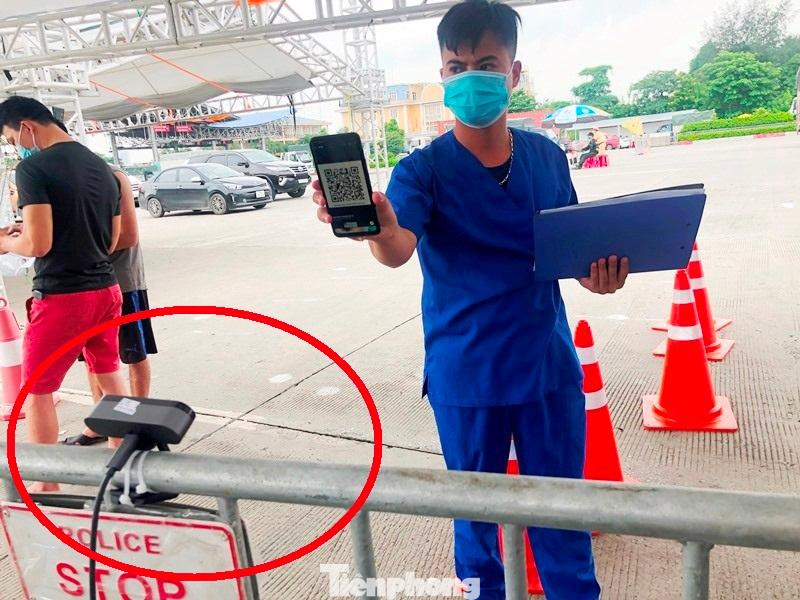 Việc có camera đọc mã QR thay điện thoại cũng giúp cho nhiều nhân viên y tế đi theo xe cấp cứu xuống chốt khai báo thông tin nhanh, tránh việc xe chở bệnh nhân phải dừng lâu.