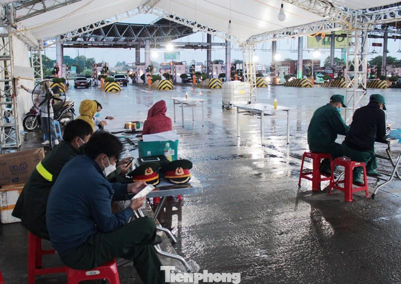 Hiện công tác phòng chống dịch tại Hà Nội đã chuyển sang tình hình mới và thành phố cũng đã dừng thực hiện theo Chỉ thị 16, tuy nhiên lãnh đạo thành phố vẫn chưa cho dỡ chốt. Thời tiết Hà Nội trong 2 ngày qua đang có mưa và lạnh, lực lượng liên ngành vẫn ngồi trong những căn lán dựng tạm, đối diện trực tiếp với mưa, gió để canh chốt.