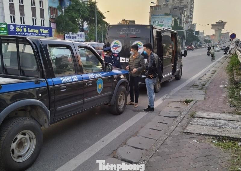 Thanh tra giao thông kiểm tra, xử lý xe hợp đồng loại Limousine trên đường Giải Phóng trong mấy ngày qua.