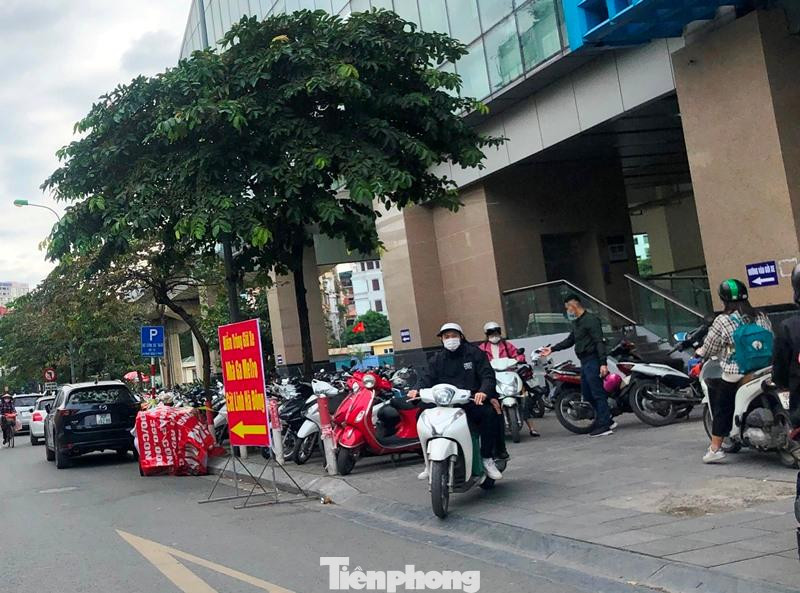 Sau khi bãi xe trong tầng 1 tòa nhà ga Cát Linh dừng hoạt động sau 15 ngày tàu chạy miễn phí, từ 2 ngày qua, hành khách đã phải ra các bãi xe lòng đường, vỉa hè được liên ngành Công an - Thanh tra Sở GTVT Hà Nội bố trí để gửi xe.