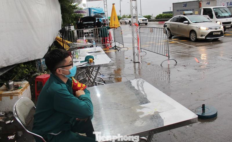 Thay vì hàng ngày phải bận bịu với giấy tờ khai báo của người đi đường, hiện lực lượng chức năng tại chốt Pháp Vân – Cầu Giẽ chỉ ngồi giám sát xe qua lại. Nhiều cán bộ, chiến sỹ tại đây cho biết, họ đã chia nhau trực tại đây 24/24 giờ trong gần 3 tháng qua.