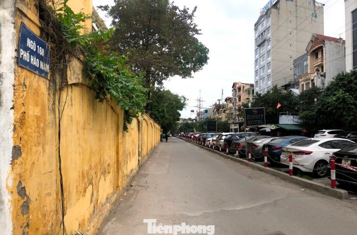 Bãi giữ xe thứ hai nhận trông giữ cả ô tô và xe máy được bố trí tại ngõ 168 phố Hào Nam.