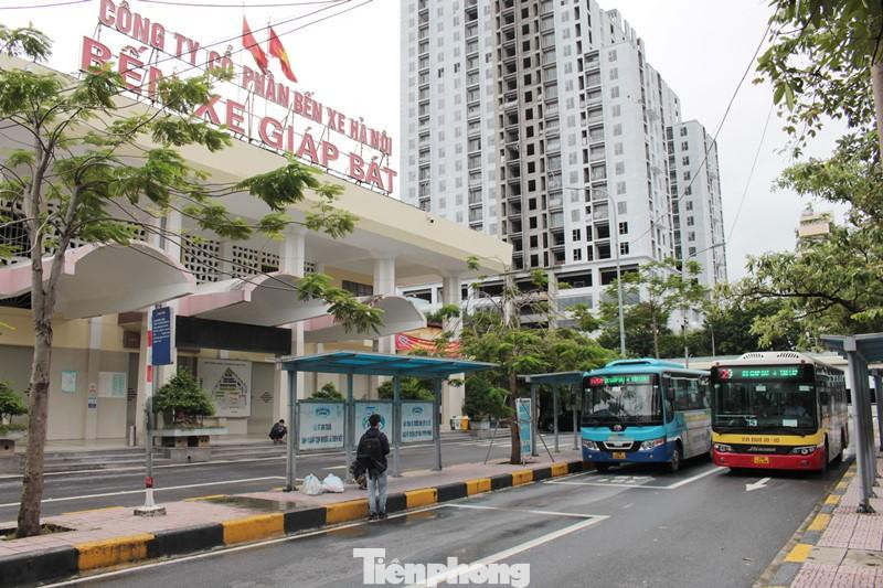 Bến xe Giáp Bát đang là bến xe có lượng xe buýt đến trung chuyển, đón khách đi nhiều nhất, bình thường khoảng 1.500 lượt xe buýt xuất bến/ngày.