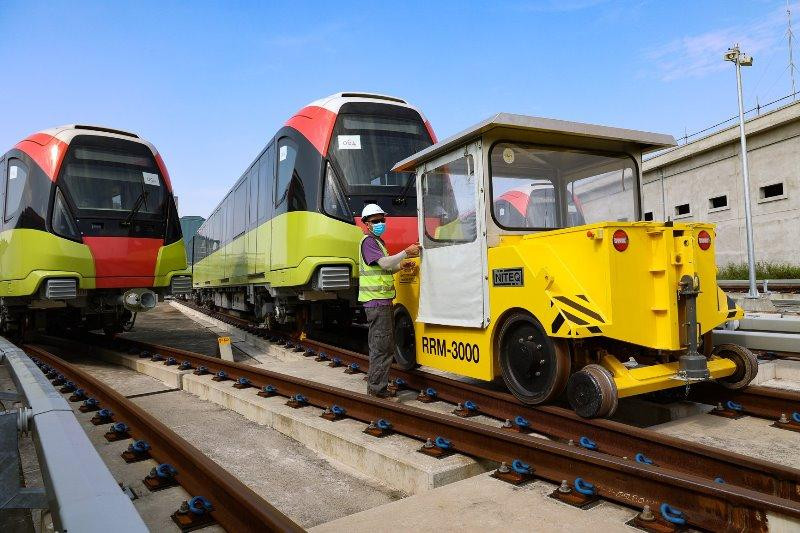 Lắp đặt xong, các đoàn tàu sẽ được máy cẩu chuyên dụng đưa ra tuyến để hoàn thiện các công việc khác trước khi "kích hoạt" đầu máy.