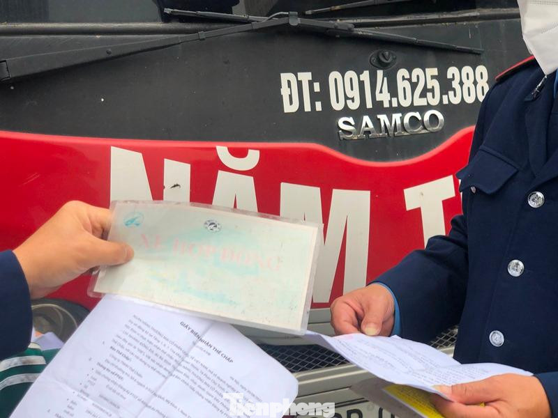 Theo đó, tuy mang biển xe cố định nhưng Thanh tra kiểm tra xe khách BKS: 98B-01874 lại đeo biển xe hợp đồng đã ngả vàng để bắt khách. Có mặt để chỉ huy tổ công tác xử lý xe hợp đồng vi phạm những ngày vừa qua, ông Nguyễn Mạnh Cường, Phó Chánh Thanh tra Sở GTVT Hà Nội cho biết, việc xe khách đeo biển xe hợp đồng hoặc giả danh xe hợp đồng nhằm tránh vào bến. "Hình thức hoạt động này vừa để các xe trốn phí bến bãi, vừa có thể chạy tự do trên đường để bắt khách. Đây là hành vi hoạt động không lành mạnh, vi phạm quy định vận tải, ảnh hưởng đến trật tự giao thông... cần phải chấn chỉnh, xử lý nghiêm", ông Cường nói.