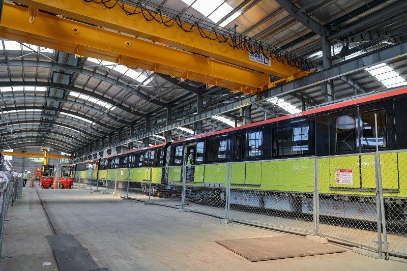 Bên trong gara là không gian rộng rãi, chứa được nhiều đoàn tàu dài hàng chục mét.