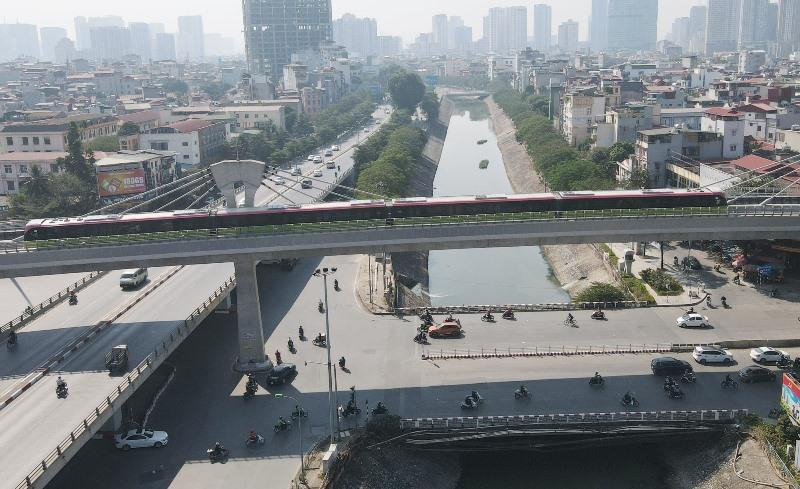 Tàu chạy qua đoạn vượt sông Tô Lịch. Tàu chạy qua đoạn vượt sông Tô Lịch.