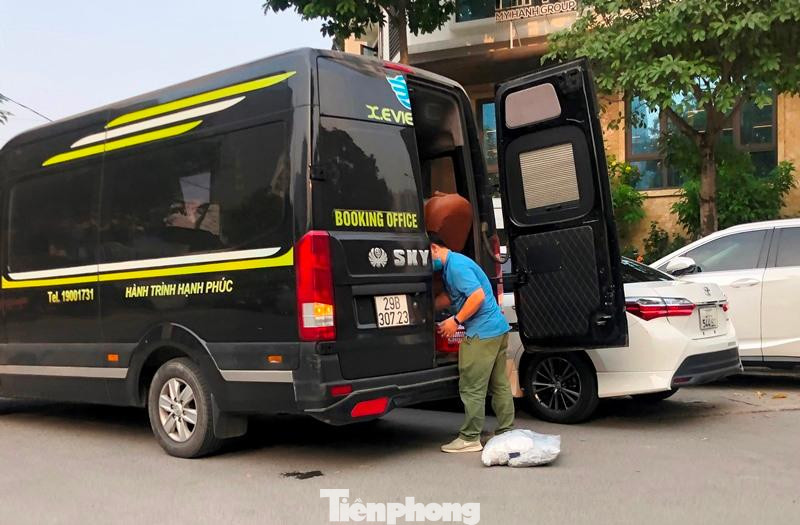 Với gần chục điểm dừng đỗ bắt khách trên đường nhưng không có biển dừng đỗ, bắt khách trong đó có 3 văn phòng đại diện tại khu đô thị Pháp Vân, đường Trần Nhân Tông (gần rạp Xiếc Trung ương), khu đô thị Nam Trung Yên, hàng ngày nhà xe X.E Việt Nam có hàng chục xe hoạt động theo hình thức hợp đồng chạy khắp các quận nội đô để bắt khách.