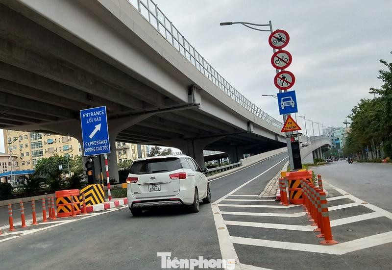 Theo phương án phân luồng tổ chức giao thông của Sở GTVT, các nhánh đường lên xuống cấm xe đạp, xe máy, xe thô sơ và người đi bộ.