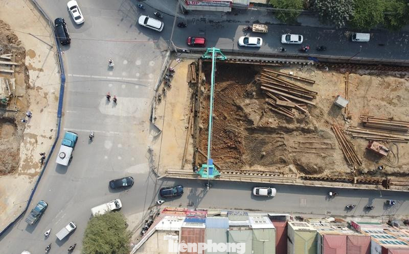 Các đơn vị thi công đang đào những đoạn hầm hở (đường dẫn) đầu tiên dẫn vào hầm chính. Các đơn vị thi công đang đào những đoạn hầm hở (đường dẫn) đầu tiên dẫn vào hầm chính.