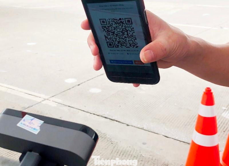 Thay vì phải mất từ 3 đến 5 phút khai báo bằng điện thoại hoặc khai ra giấy, nay chủ xe chỉ cần đưa mã QR đã có của mình và hệ thống sẽ đọc, tiếp nhận thông tin trong vài giây.