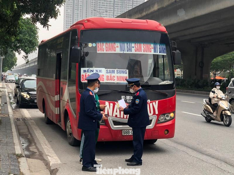 Thanh tra giao thông được yêu cầu kiểm tra, xử lý xe khách bỏ bến chạy hợp đồng. Ảnh: Anh Trọng Thanh tra giao thông được yêu cầu kiểm tra, xử lý xe khách bỏ bến chạy hợp đồng. Ảnh: Anh Trọng
