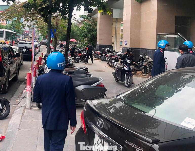 Tổ công tác gồm Thanh tra quận Đống Đa, Thanh tra Sở GTVT Hà Nội và quận Đống Đa kiểm tra bãi trông xe máy.