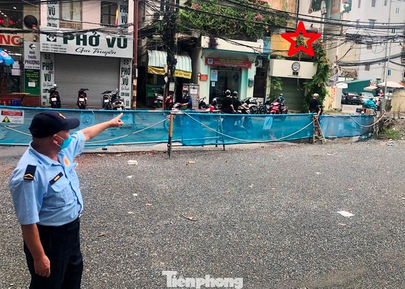 Căn nhà số 23 Quốc Tử Giám (hình ngôi sao) chưa được giải tỏa khiến cả công trường ga S11 dừng thi công nhiều tháng nay. Căn nhà số 23 Quốc Tử Giám (hình ngôi sao) chưa được giải tỏa khiến cả công trường ga S11 dừng thi công nhiều tháng nay.