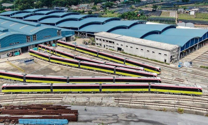 Các đoàn tàu đã được lắp đặt xong và đang chạy kỹ thuật trong depot. Mỗi đoàn tàu dài hơn 78 mét, có 4 toa có thể tách rời nhau.