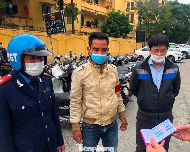 Yêu cầu đại diện Cty Ngọc Quang cung cấp các loại vé cho việc trông ô tô, xe máy.