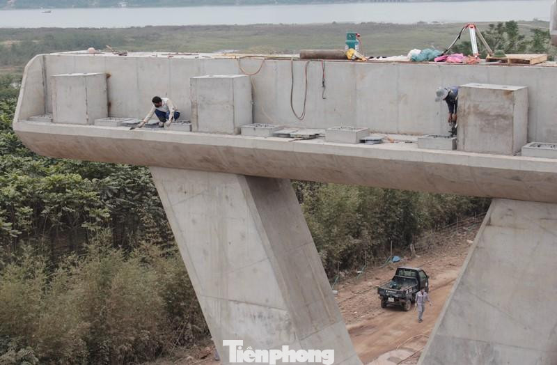 Để đạt đáp ứng tiến độ và đạt được khối lượng công việc trên, hiện công trường cầu Vĩnh Tuy 2 đang có hơn 500 cán bộ, kỹ sư, công nhân thi công dự án 24/24h. Để đảm bảo sức khỏe và không ảnh hưởng đến tiến độ dự án, hiện tất cả số nhân sự này được thực hiện phương án &quot;3 tại chỗ&quot; (lao động, cách ly, ăn nghỉ tại chỗ).