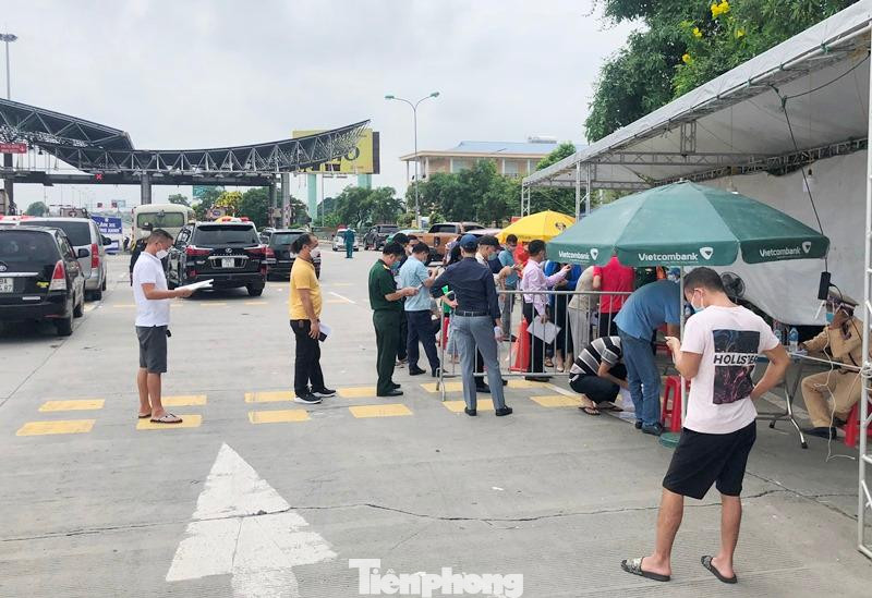 Đôi khi do mạng không ổn định nên người dân phải chuyển từ việc dùng điện thoại cá nhân quét mã khai báo y tế sang khai báo giấy... khiến người và phương tiện tập trung đông tại chốt cửa ngõ.