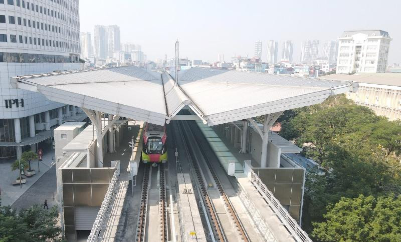 Tại mỗi ga, tàu dừng lại ít phút, sau đó di chuyển đến ga tiếp theo, chiều nay tàu metro Nhổn - ga Hà Nội lại chạy trở lại ga S1 (điểm xuất phát), sau đó về khu kỹ thuật - Depot Nhổn, quận Bắc Từ Liêm. Tại mỗi ga, tàu dừng lại ít phút, sau đó di chuyển đến ga tiếp theo, chiều nay tàu metro Nhổn - ga Hà Nội lại chạy trở lại ga S1 (điểm xuất phát), sau đó về khu kỹ thuật - Depot Nhổn, quận Bắc Từ Liêm.