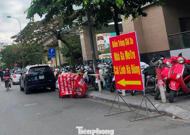 Trong hai ngày qua, PV Tiền Phong ghi nhận, bãi xe máy tại phố Hào Nam trước ga Cát Linh thường xuyên chật kín, quá tải, khiến đơn vị trông xe phải dựng biển hướng dẫn khách ra bãi ngõ 168 cách 300 mét gửi xe máy, ô tô.