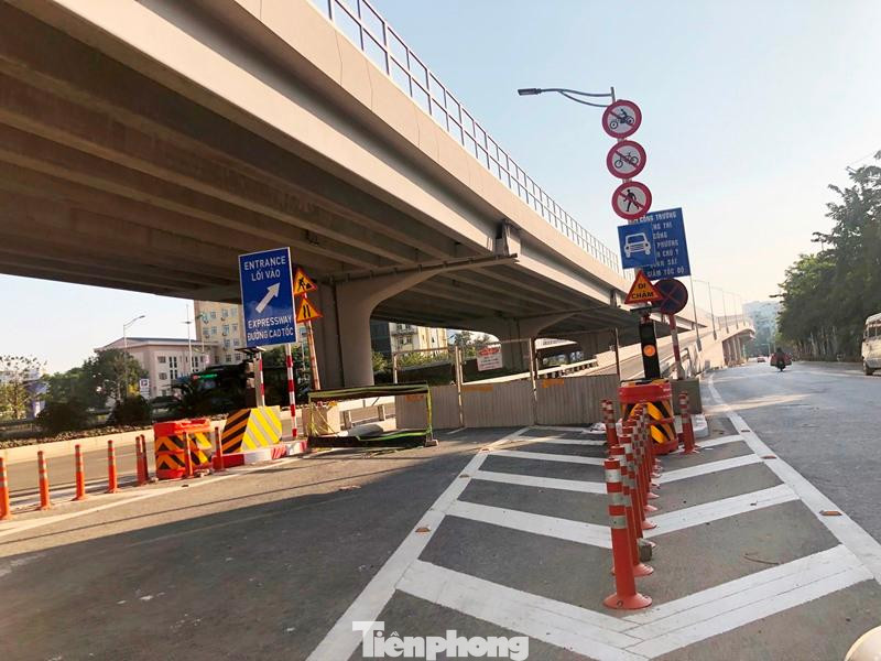 Được đầu tư xây dựng để giảm ùn tắc, quá tải cho các tuyến đường bên dưới nhưng sau hơn 1 năm thông xe (10/2020), đường trên cao Hà Nội đoạn Mai Dịch - Cầu Thăng Long do Bộ GTVT là chủ đầu tư, Ban Quản lý dự án Thăng Long là đơn vị quản lý dự án có tổng mức đầu tư 5.300 tỷ đồng hiện nay vẫn cụt đường lên xuống.