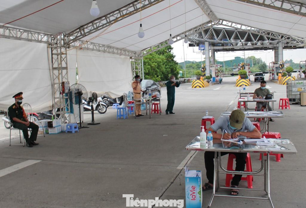 Trước đây, việc khai báo y tế của chủ phương tiện muốn qua các chốt cửa ngõ Hà Nội thường phải quét mã bằng điện thoại cá nhân hoặc viết ra giấy.