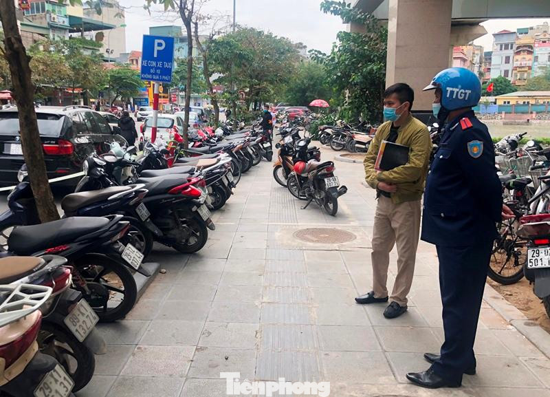 Thực tế bên trong bãi xe và yêu cầu quản lý bãi xe là ông Triệu Ngọc Cường (người ôm tài liệu), đại diện Cty Ngọc Quang báo cáo các thủ tục pháp lý.