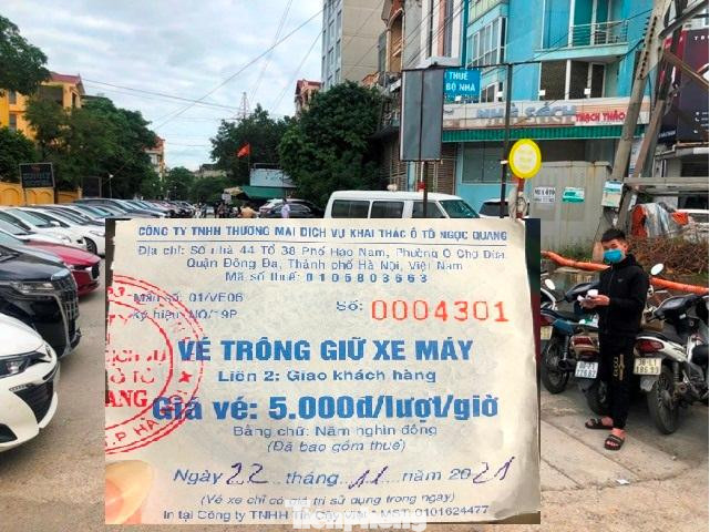 Gửi ô tô nhưng khách đi tàu được trả vé trông xe máy, sau khi được yêu cầu và bị thu 50.000 đồng/lượt. Ảnh: Anh Trọng