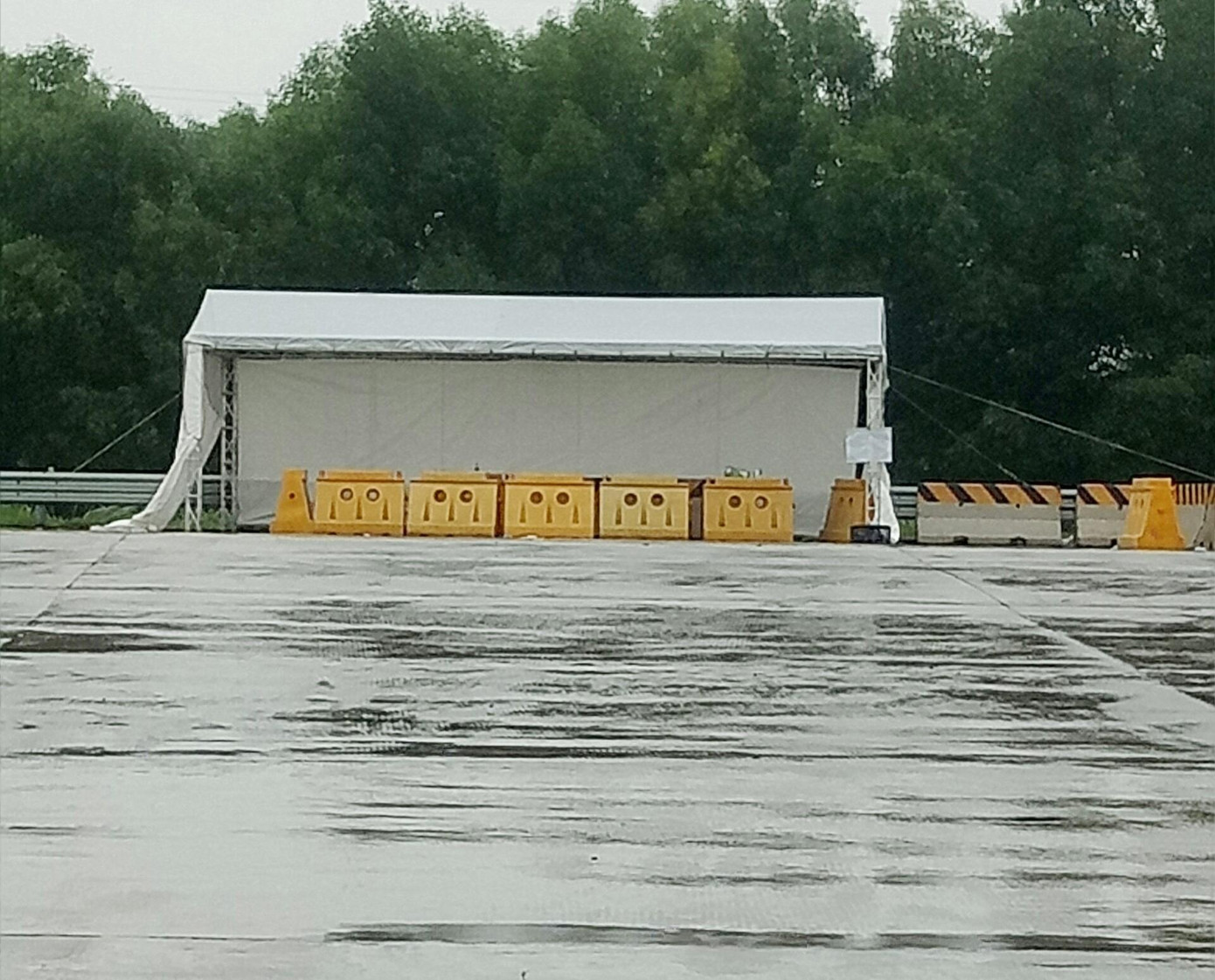 Vị trí nhà tạm để kiểm tra, khai báo y tế tại chốt cao tốc Hà Nội - Hải Phòng sáng nay đã không còn lực lượng liên ngành làm nhiệm vụ. Ảnh: Thiều Mạnh Ngọc