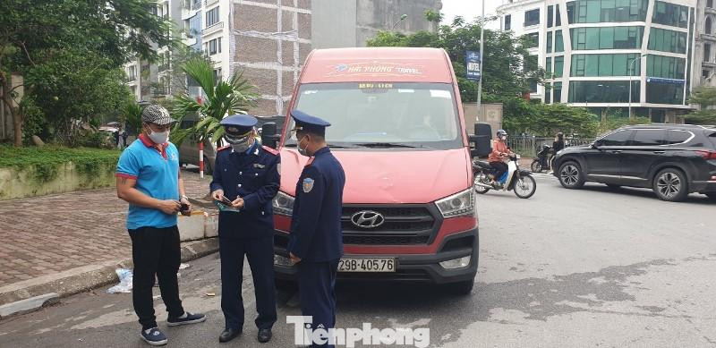 Trong 2 tuần qua, tại khu Nam Trung Yên, Đội Vận tải, Thanh tra giao thông Hà Nội đã kiểm tra, xử lý nhiều xe đeo biển hợp đồng vi phạm về dừng đỗ, đón trả khách không đúng quy định.