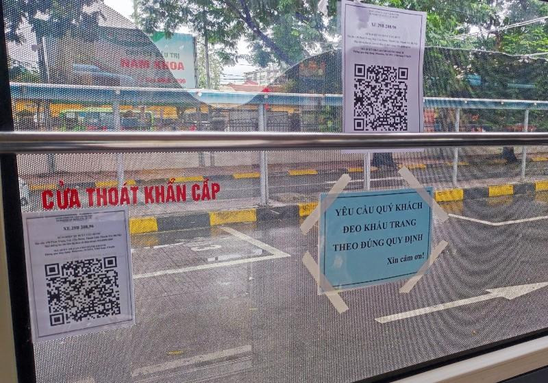 Khách lên xe buýt đều tuân thủ các quy định về phòng chống dịch, ngồi cách ghế để đảm bảo giãn cách, đeo khẩu trang và quét mã QR để khai báo y tế.