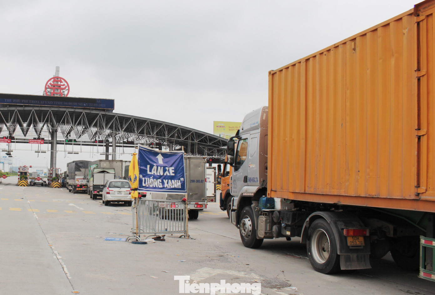 Tuy nhiên, với làn xe luồng xanh đi qua các chốt cửa ngõ, lãnh đạo Đội CSGT số 14 cho biết, việc quét mã luồng xanh vẫn thực hiện bằng điện thoại, do mất nhiều thời gian hơn so với quét bằng camera nên nhiều lúc ùn ứ vẫn xảy ra.