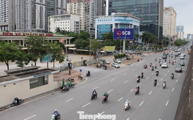 Trong khi bến Giáp Bát, Mỹ Đình vẫn đóng cửa, thì ngoài bến giao thông tấp nập. Xe ôm và taxi "dù" hoạt động nhộn nhịp ngay cổng bến.