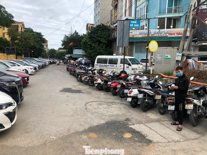 Tuy nhiên, trong ngày 22/11 nhiều hành khách vào gửi ô tô, mở cửa xuống xe đã bị nhân viên bãi xe yêu cầu trả ngay 50.000 đồng/lượt (gấp đôi giá quy định). Đặc biệt, nhân viên thu tiền không đưa vé, chứng từ cho khách.