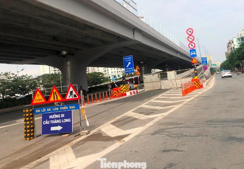 Toàn tuyến đường trên cao có 6 nhánh đường lên xuống ở hai bên, nhưng khi phương tiện đi đến các nút giao có đường dẫn kết nối với đường trên cao lại đang bị bịt thế này trong suốt hơn 1 năm qua.