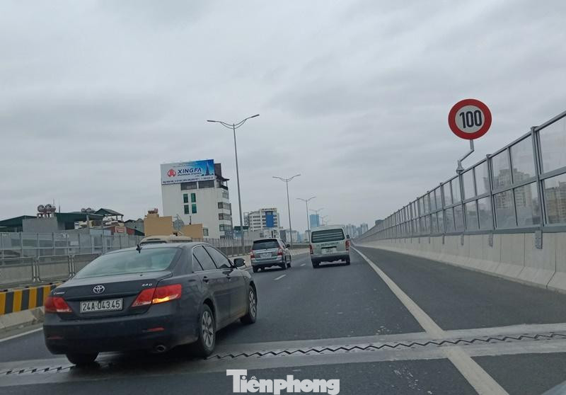 Khác với đường trên cao Pháp Vân - Mai Dịch, chỉ lưu thông tối đa 80km/h, đoạn đường trên cao Mai Dịch - cầu Thăng Long xe ô tô được chạy với tốc độ tối đa 100km/h. Việc lên xuống các nút giao cũng được cắm biển báo hướng dẫn để phương tiện đi lại.