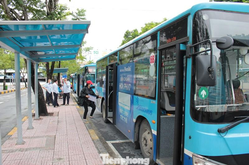 Vị khách đầu tiên lên xe buýt tuyến số 6B lộ trình Bến xe Giáp Bát - Hồng Vân (Thường Tín) là chị Thanh, quê Thường Tín (Hà Nội).