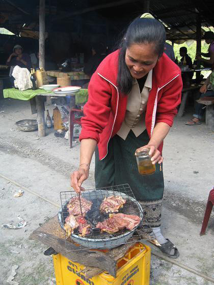 Thịt gà đen nướng đang trở thành hồn ẩm thực của đồng bào Mông miền tây Nghệ An