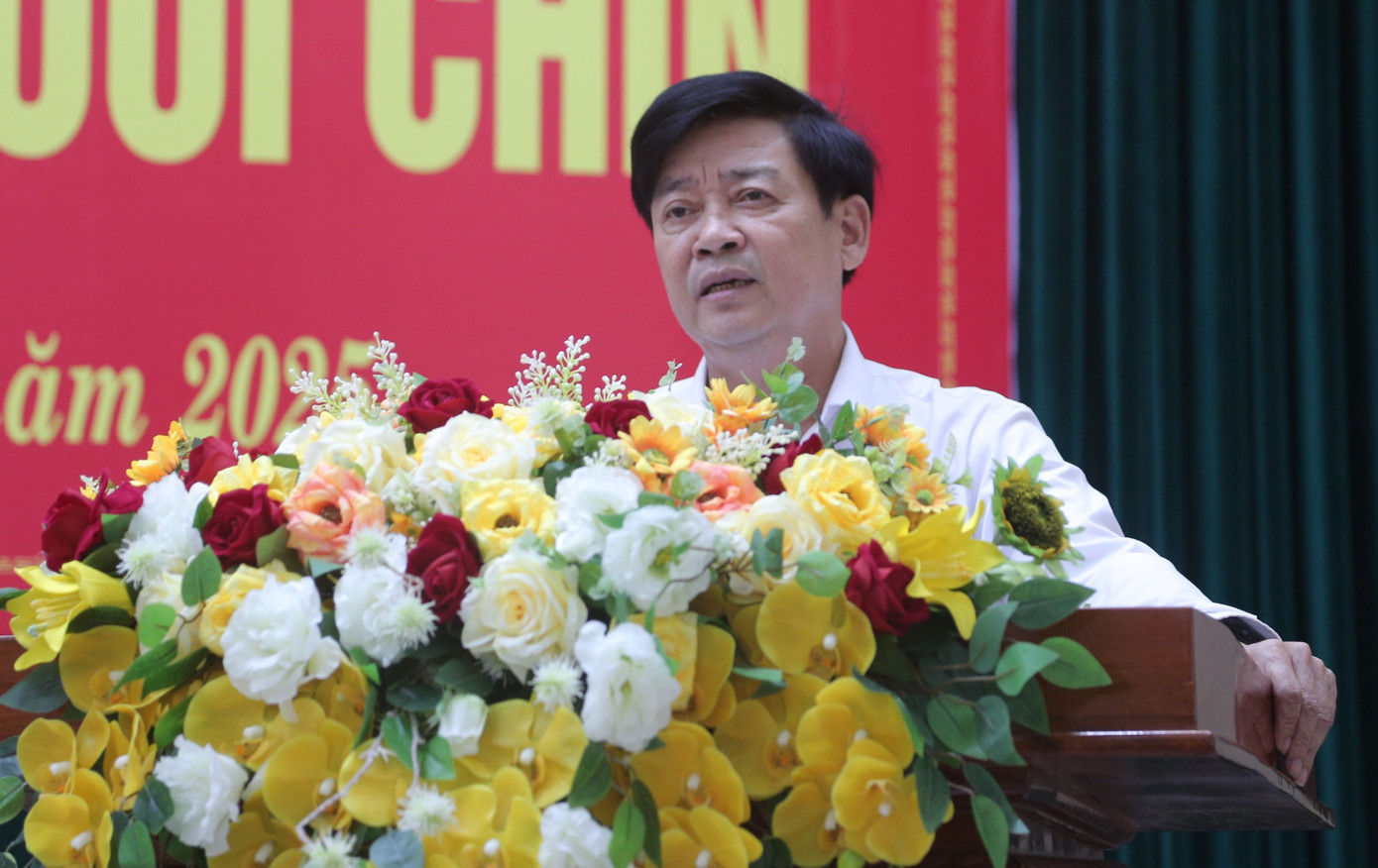 Giám đốc Sở Nội vụ Quảng Trị Ngô Quang Chiến trình bày các nội dung liên quan đến chính sách địa phương tạo điều kiện thuận lợi cho việc sắp xếp, tinh gọn tổ chức bộ máy tại kỳ họp 29 HĐND tỉnh Quảng Trị khóa VIII Giám đốc Sở Nội vụ Quảng Trị Ngô Quang Chiến trình bày các nội dung liên quan đến chính sách địa phương tạo điều kiện thuận lợi cho việc sắp xếp, tinh gọn tổ chức bộ máy tại kỳ họp 29 HĐND tỉnh Quảng Trị khóa VIII