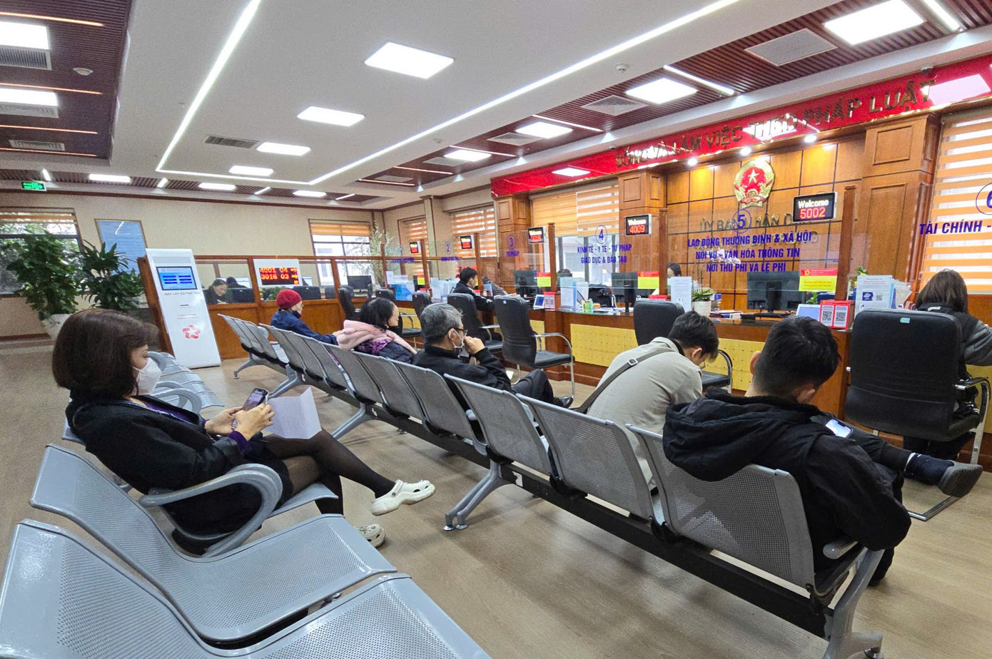 Người dân đến đăng ký thủ tục tại bộ phận một cửa quận Hai Bà Trưng
