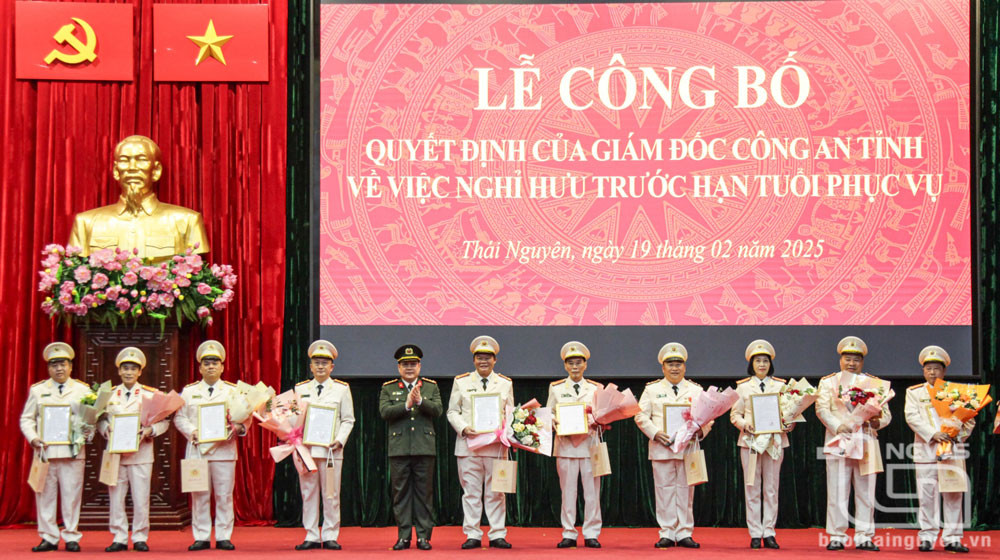 Giám đốc Công an tỉnh trao quyết định, tặng hoa 10 đồng chí cấp phó trưởng phòng và tương đương. Ảnh: baothainguyen.vn