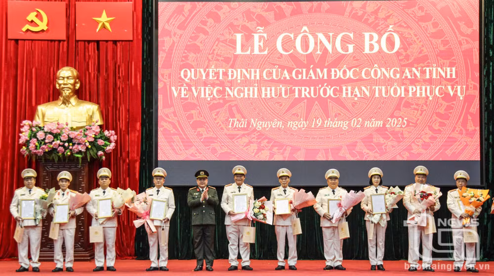 Giám đốc Công an tỉnh trao quyết định, tặng hoa 10 đồng chí cấp phó trưởng phòng và tương đương. Ảnh: baothainguyen.vn