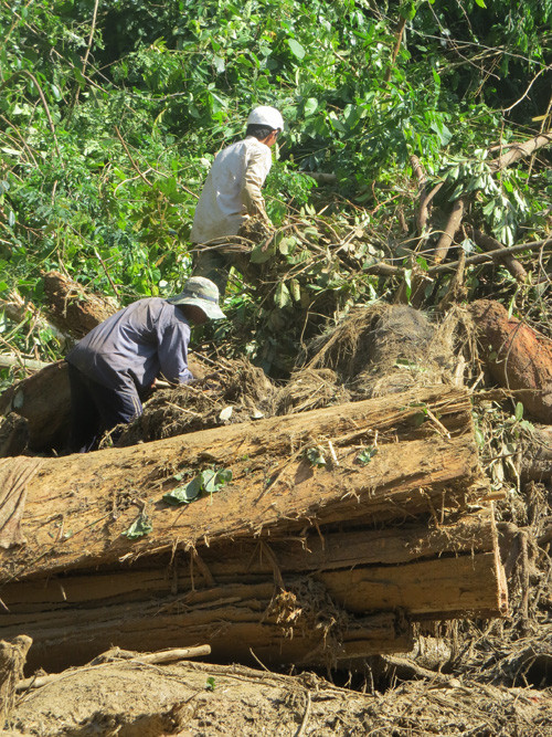 Công việc tìm kiếm thi thể các nạn nhân diễn ra trong nhiều ngày qua. Công việc tìm kiếm thi thể các nạn nhân diễn ra trong nhiều ngày qua
