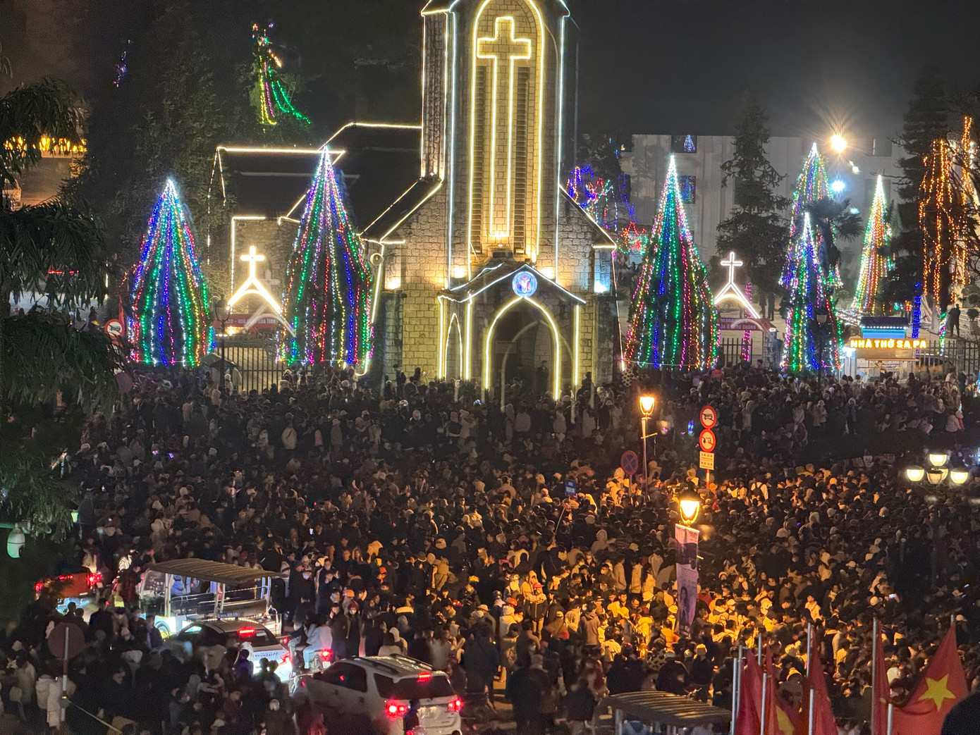 Người dân và du khách đứng chật kín các con đường quanh nhà thờ Sa Pa và khu vực sân Quần, nơi tổ chức các sự kiện văn hóa nghệ thuật của Sa Pa.