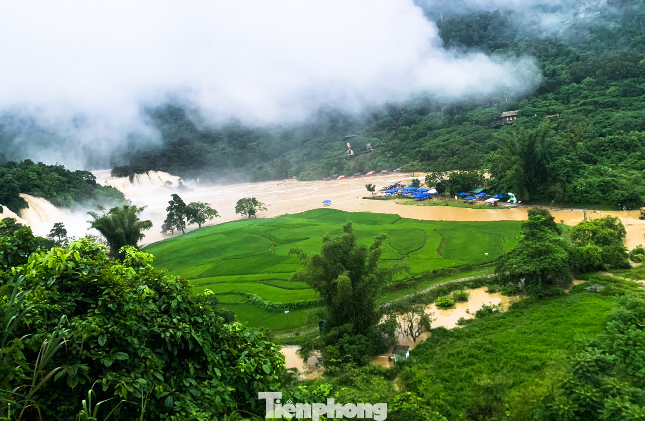 Khu vực chân Thác Bản Giốc bị ngập lụt. Khu vực chân Thác Bản Giốc bị ngập lụt.