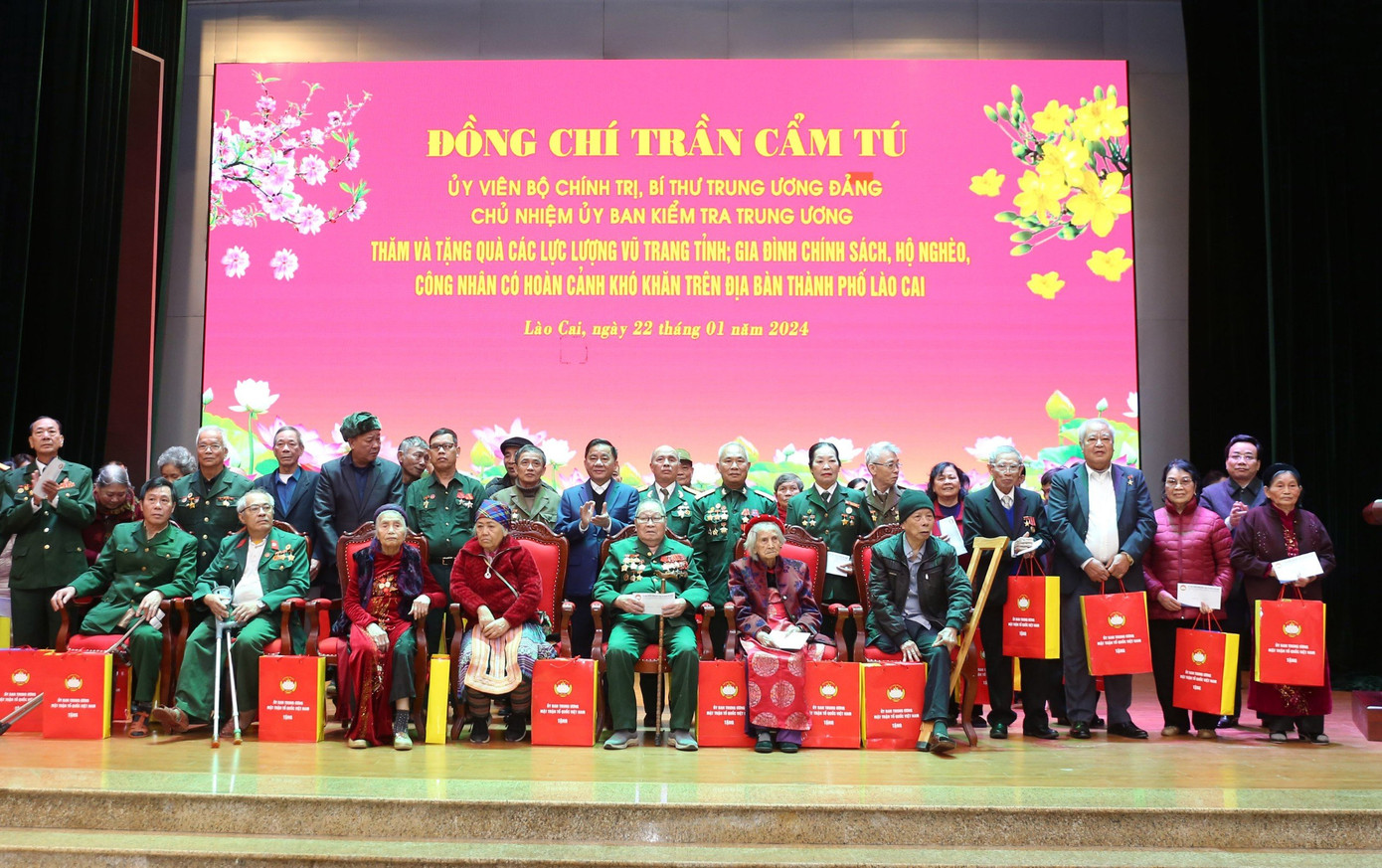 Đồng chí Trần Cẩm Tú thăm, tặng quà các đối tượng chính sách trong sáng 22/1 tại Lào Cai.